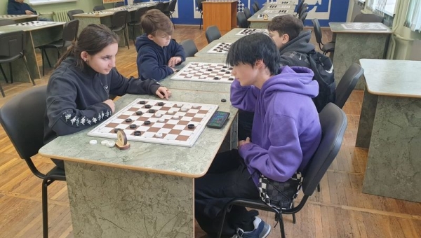 Сражения в шашки для младших
