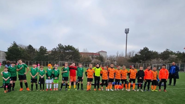Крымский подснежник: играем в футбол